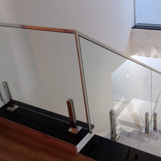 Guarda corpo em vidro temperado 10mm com torres de inox Guarda corpo em vidro temperado 10mm com torres de inox