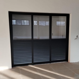 Porta mista (veneziana ventilada-vidro) ideal para lavanderias Porta mista (veneziana ventilada-vidro) ideal para lavanderias