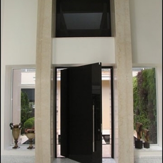 Porta de Vidro Pivotante com Batente de Madeira 