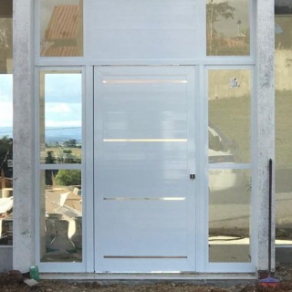 Porta pivotante com bandeira lateral e superior Porta pivotante com bandeira lateral e superior
