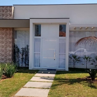 Fachada residencial com porta pivotante em alumínio Fachada residencial com porta pivotante em alumínio