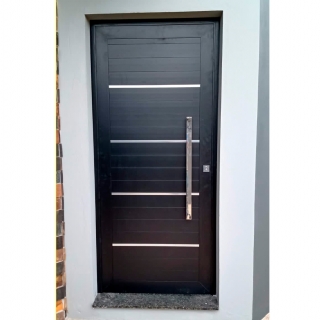 Porta pivotante com frisos cromados Porta pivotante com frisos cromados