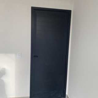 Porta de Giro com Puxador H 30 entre os furos Porta de Giro com Puxador H 30 entre os furos